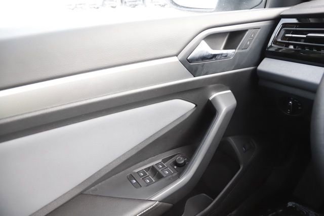 Used 2025 Volkswagen Jetta SE image 19