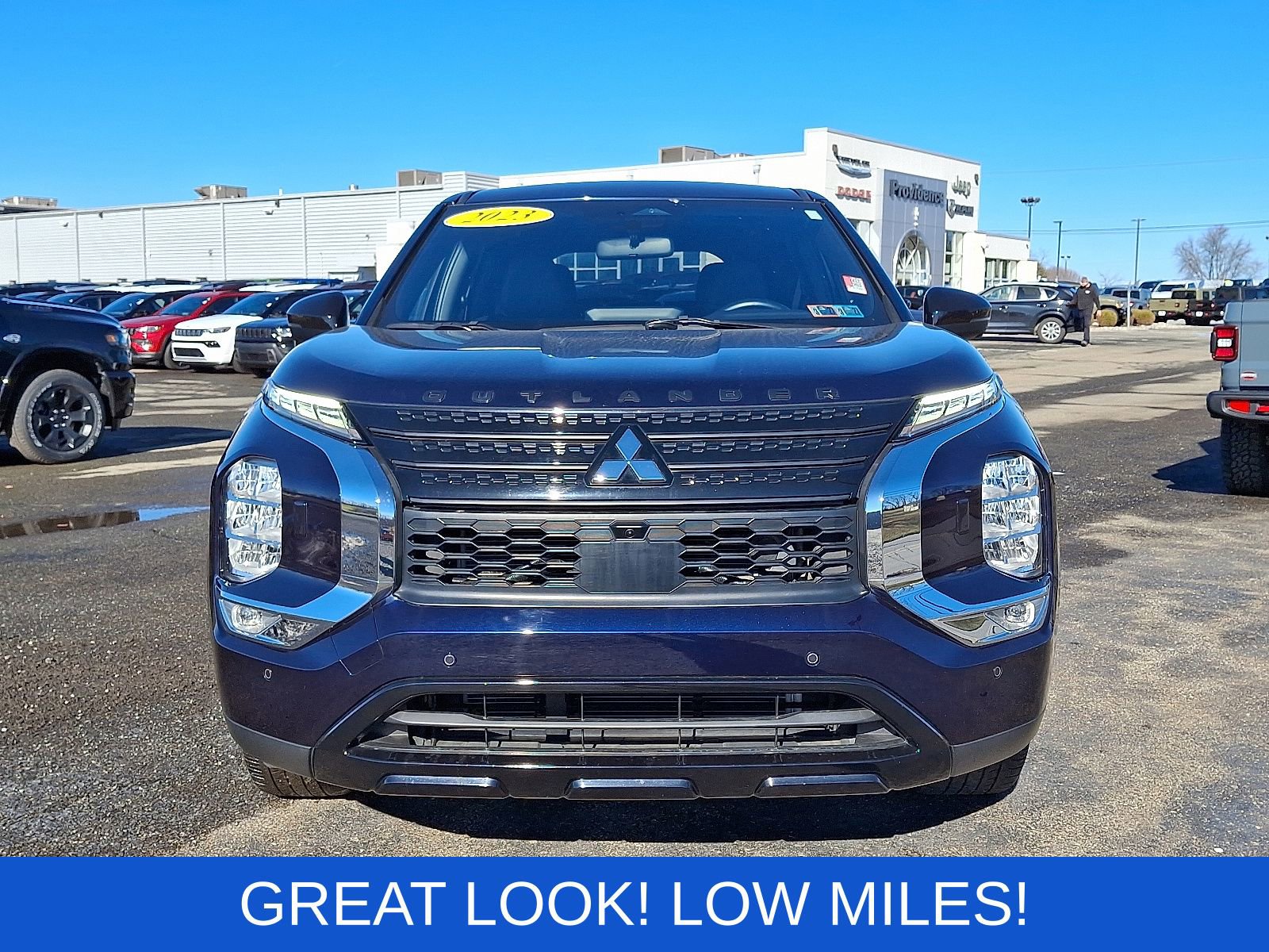 Used 2023 Mitsubishi Outlander SE Black Edition image 2