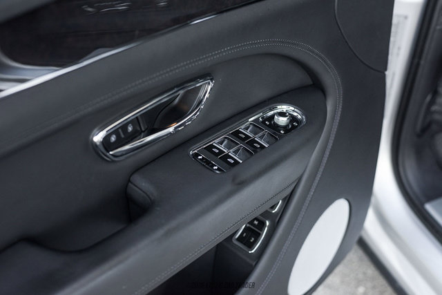 Used 2021 Bentley Bentayga AWD/4WD image 38