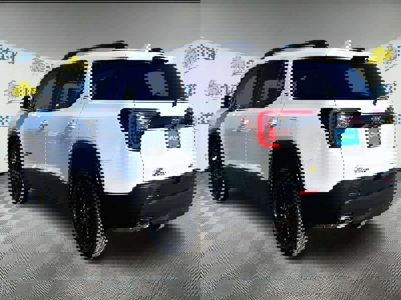 Used 2023 GMC Acadia SLT w/ Elevation Edition image 4