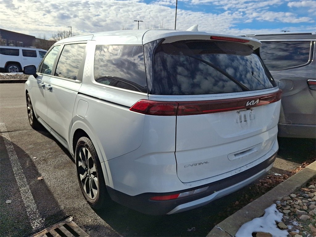 Used 2024 Kia Carnival EX image 3