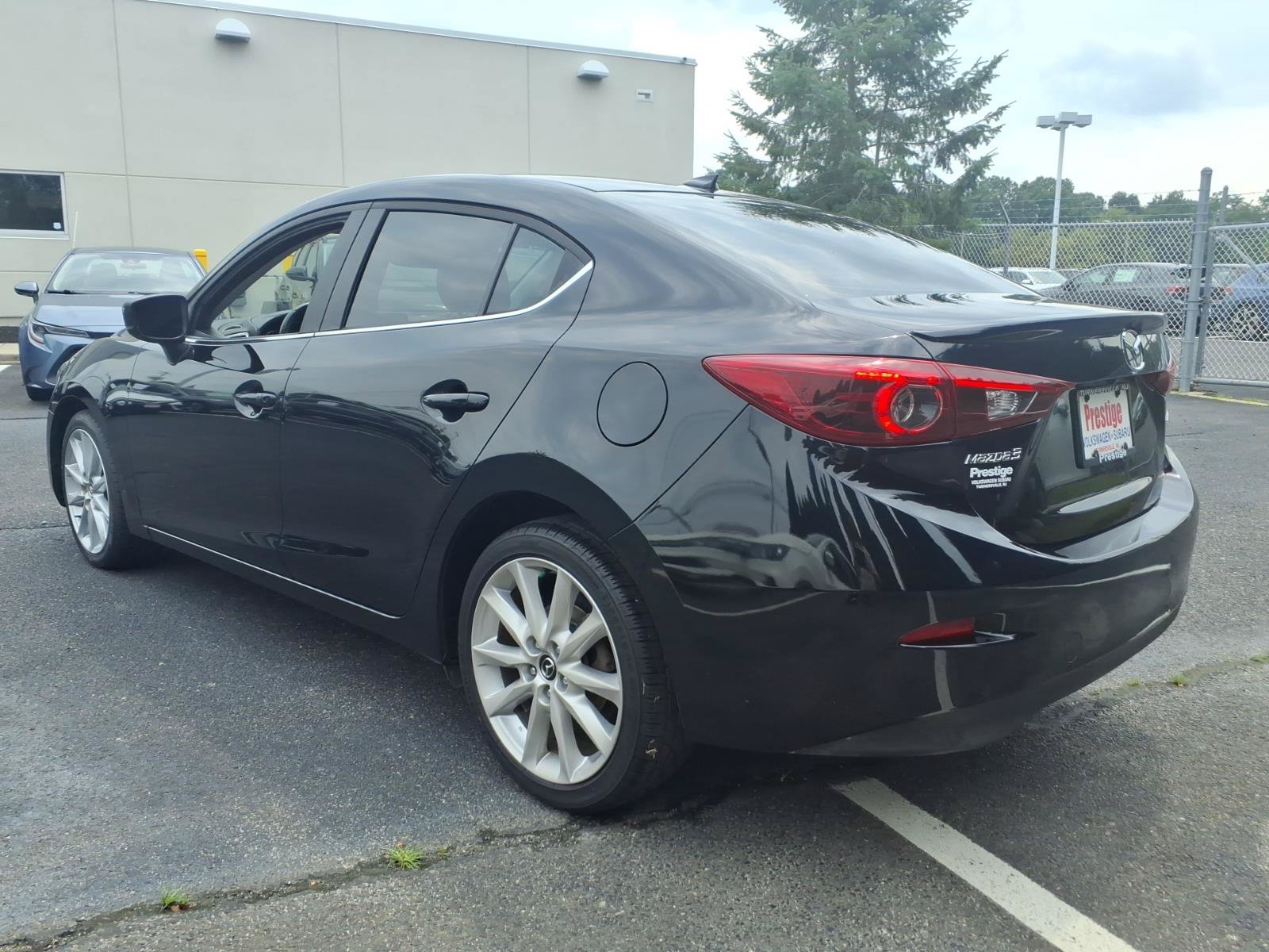 Used 2017 MAZDA MAZDA3 Grand Touring w/ Premium Equipment Package FWD image 4