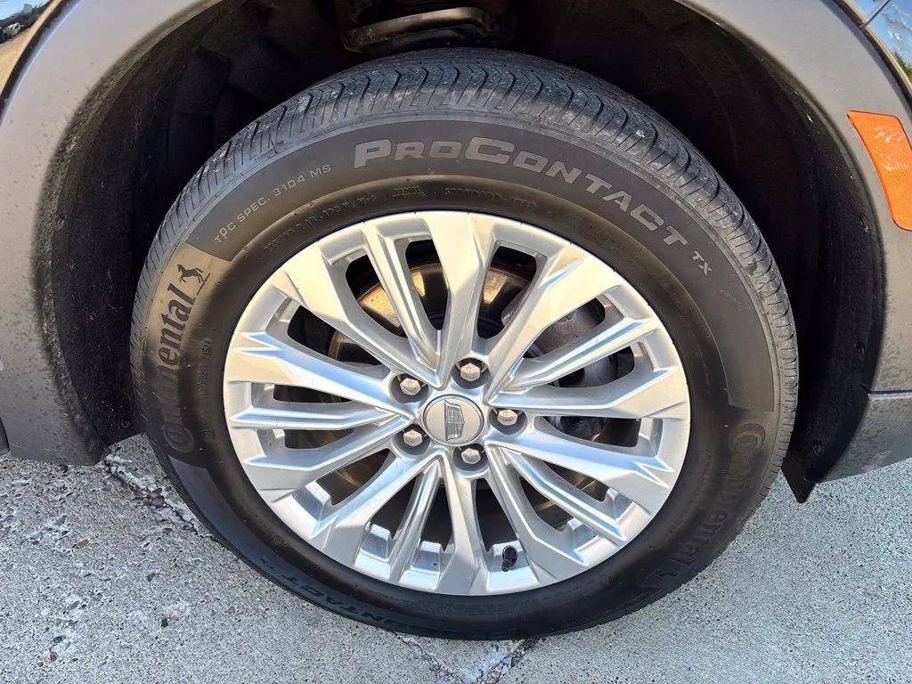 Used 2024 Cadillac XT4 Luxury w/ Cold Weather Package AWD/4WD image 13