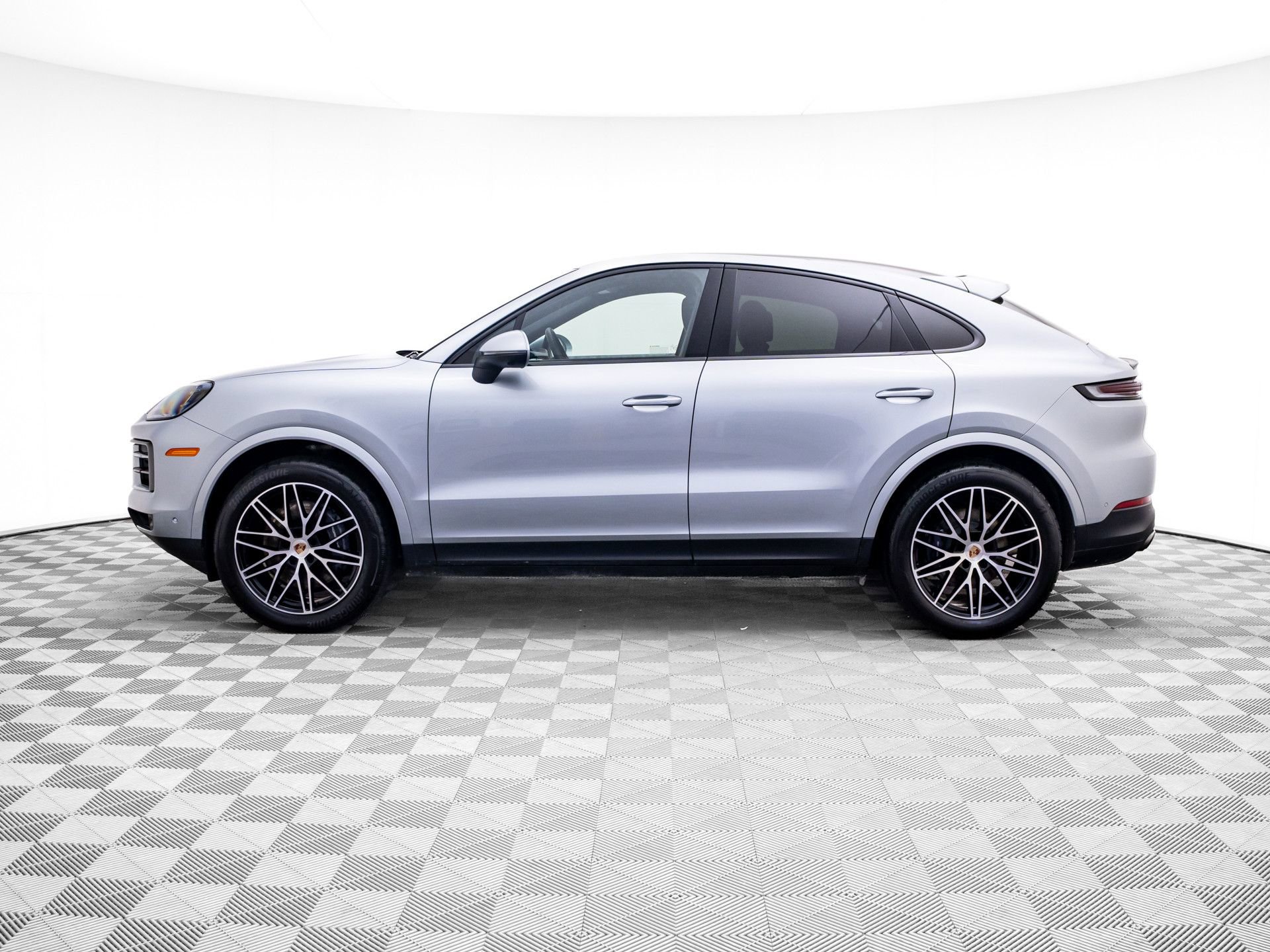 Certified 2025 Porsche Cayenne Coupe AWD/4WD image 2