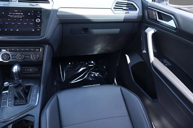 Used 2018 Volkswagen Tiguan SE w/ Panoramic Sunroof Package FWD image 18