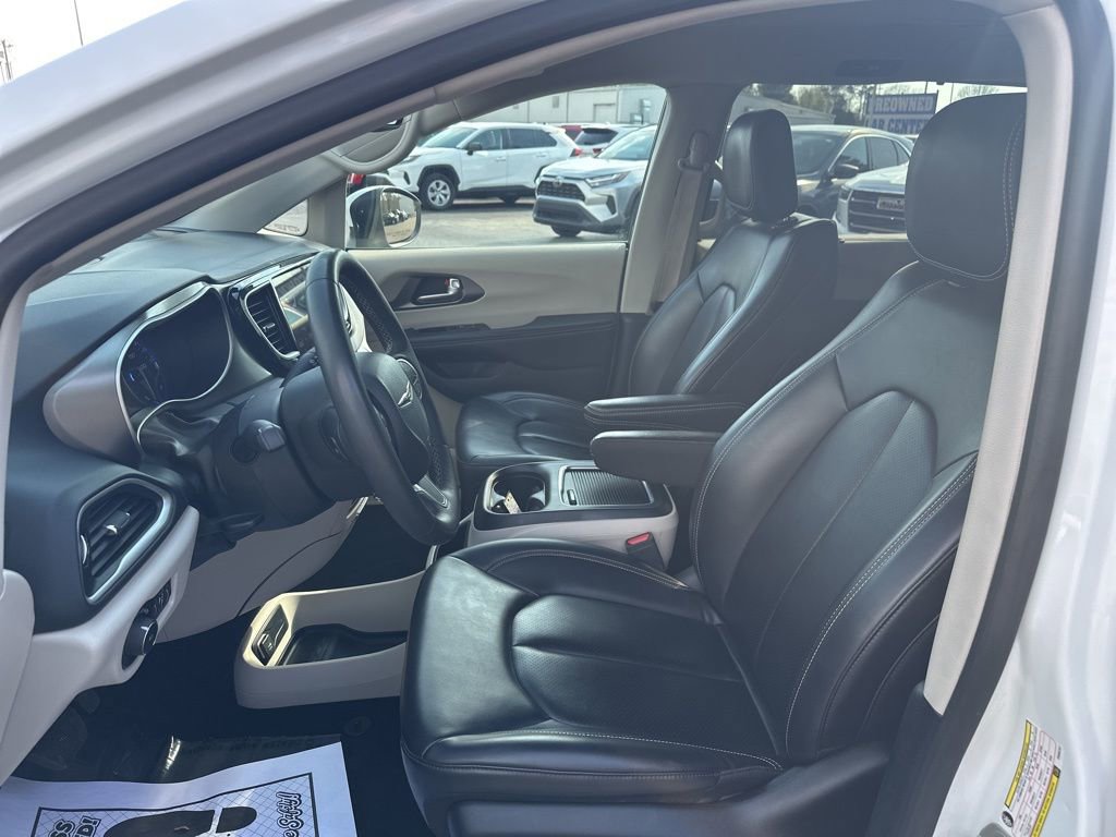 Used 2023 Chrysler Pacifica Touring-L FWD image 17