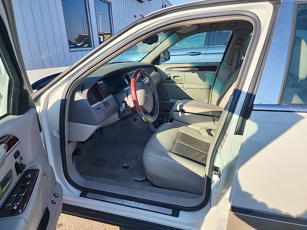 Used 2005 Lincoln Town Car Signature Limited image 9