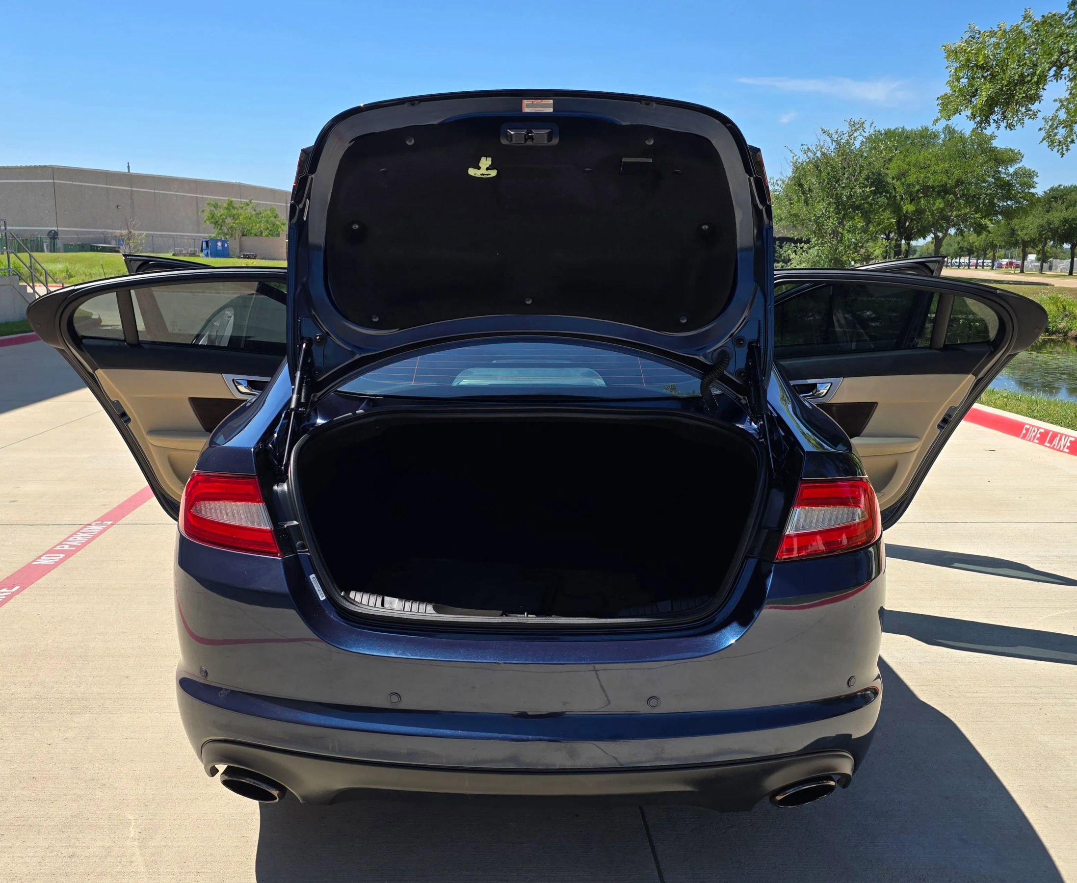 Used 2013 Jaguar XF RWD image 12
