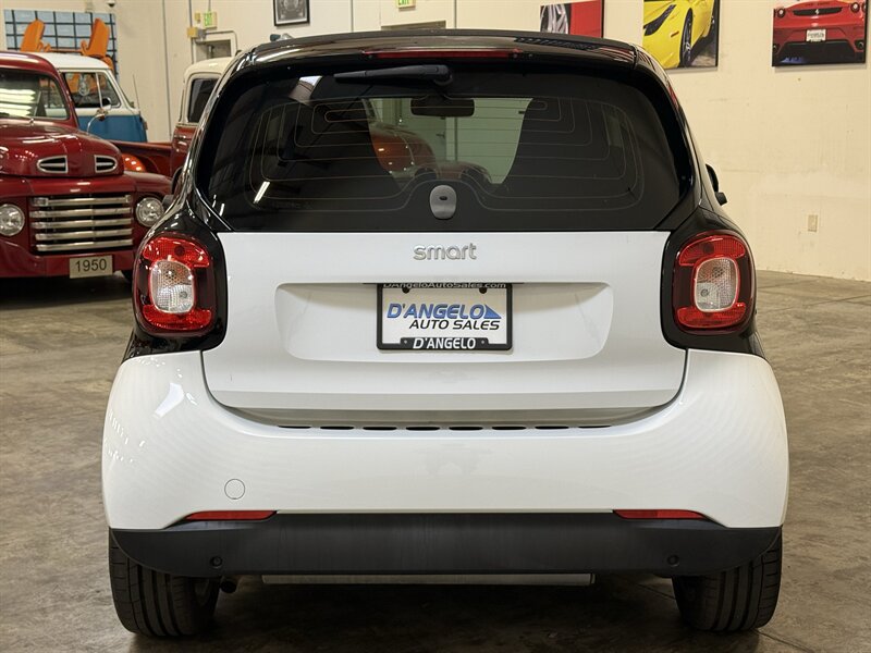 Used 2017 smart fortwo pure RWD image 7