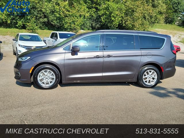 Used 2022 Chrysler Pacifica Touring-L FWD image 2