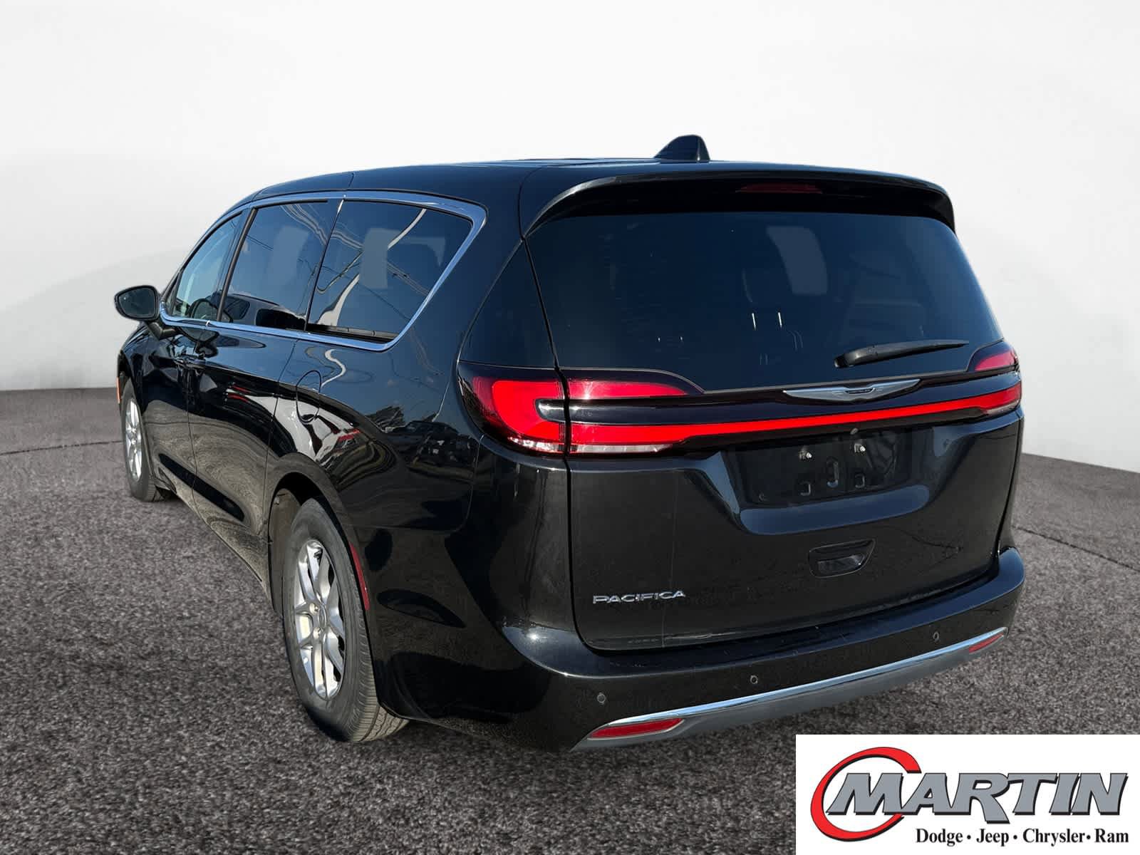 Used 2023 Chrysler Pacifica Touring-L FWD image 7