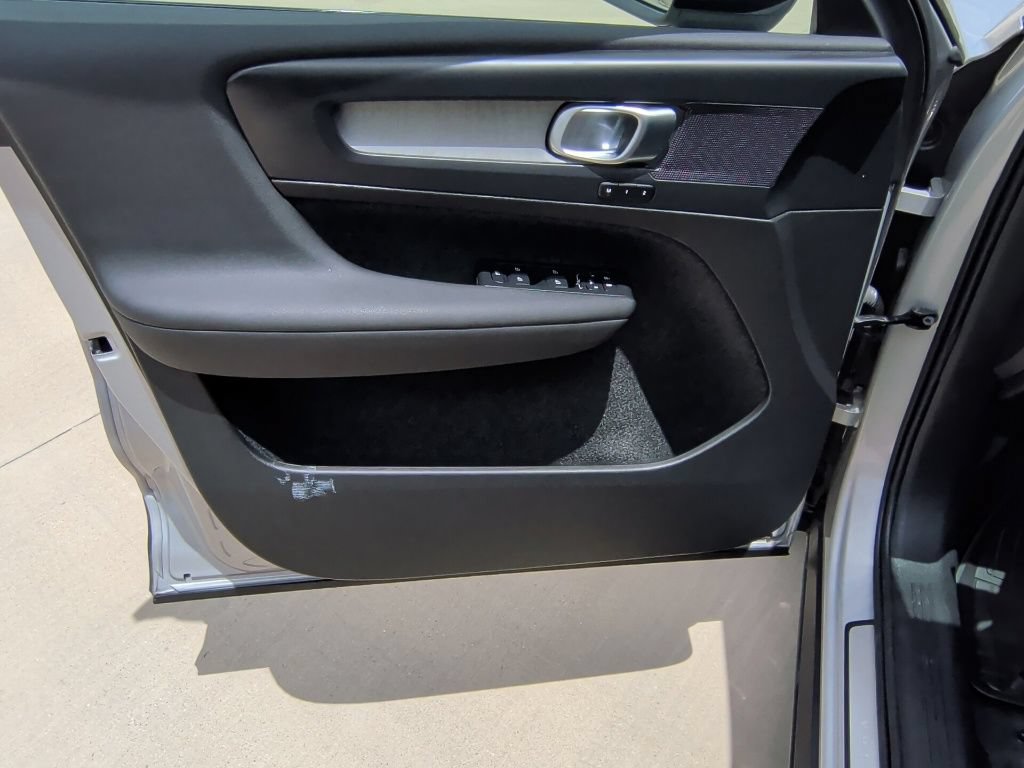 Used 2025 Volvo XC40 B5 Plus AWD/4WD image 11