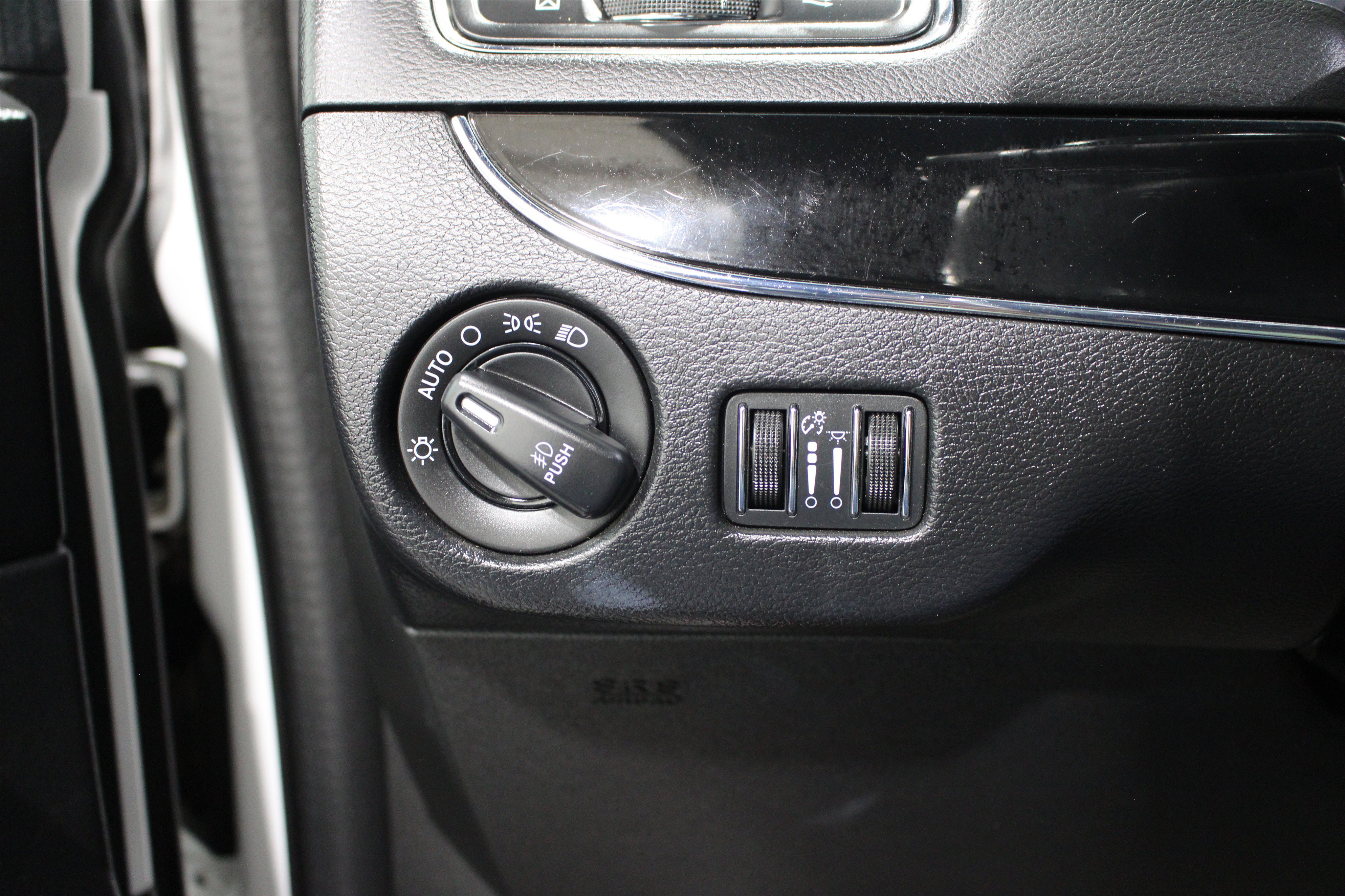 Used 2014 Chrysler Town & Country S FWD image 8