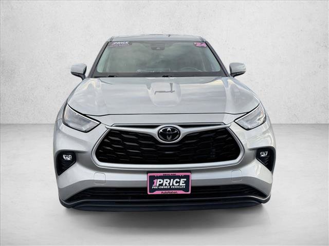 Used 2024 Toyota Highlander LE image 2