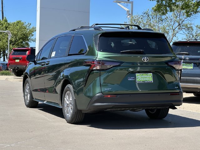 New 2026 Toyota Sienna XLE FWD image 3