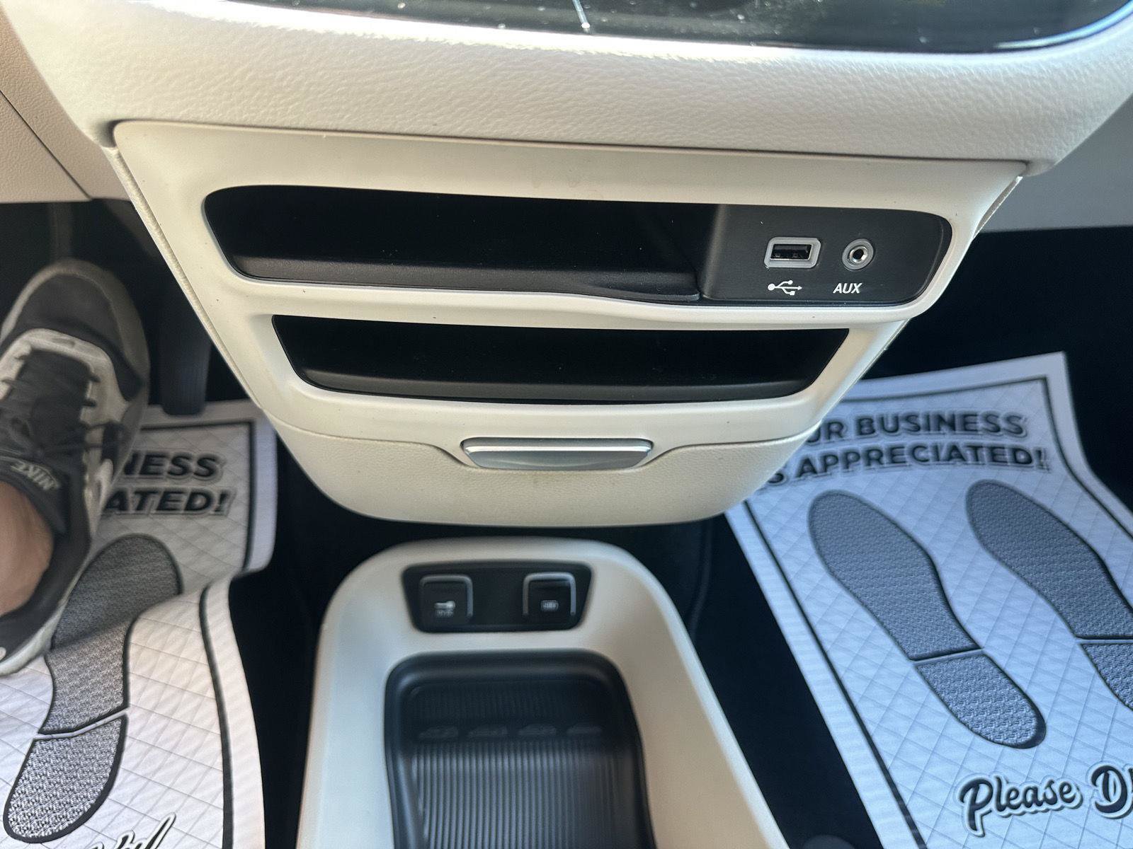 Used 2018 Chrysler Pacifica Touring-L FWD image 29
