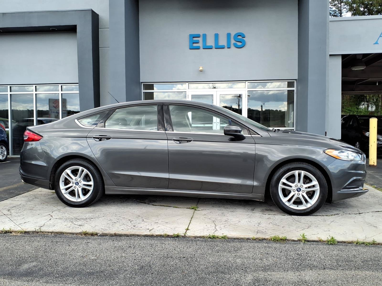 Used 2018 Ford Fusion SE w/ Fusion SE Technology Package FWD image 2