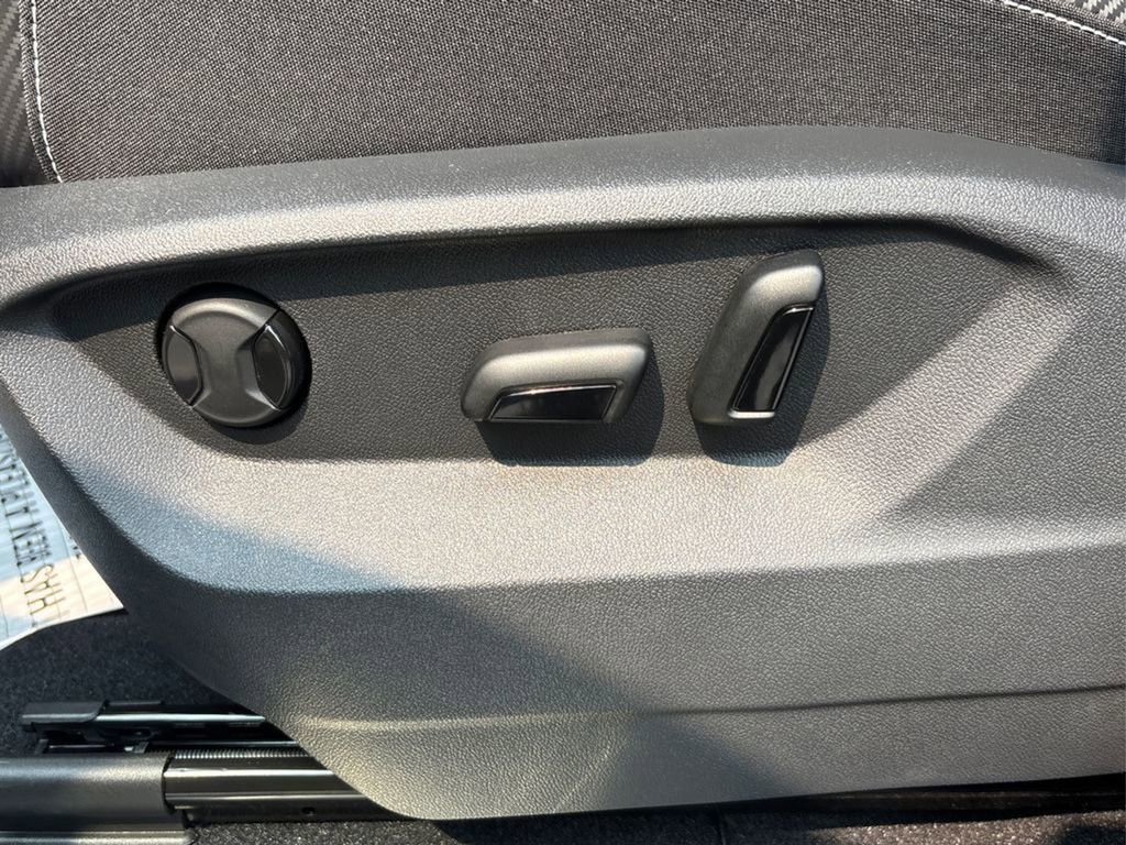 Used 2025 Volkswagen Atlas Cross Sport SE image 41