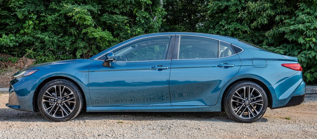Used 2025 Toyota Camry XLE w/ Premium Plus Package FWD image 2
