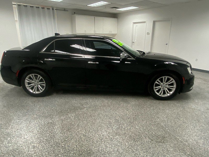 Used 2017 Chrysler 300 C image 4