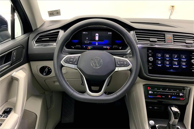 Used 2023 Volkswagen Tiguan SE w/ Panoramic Sunroof Package image 5