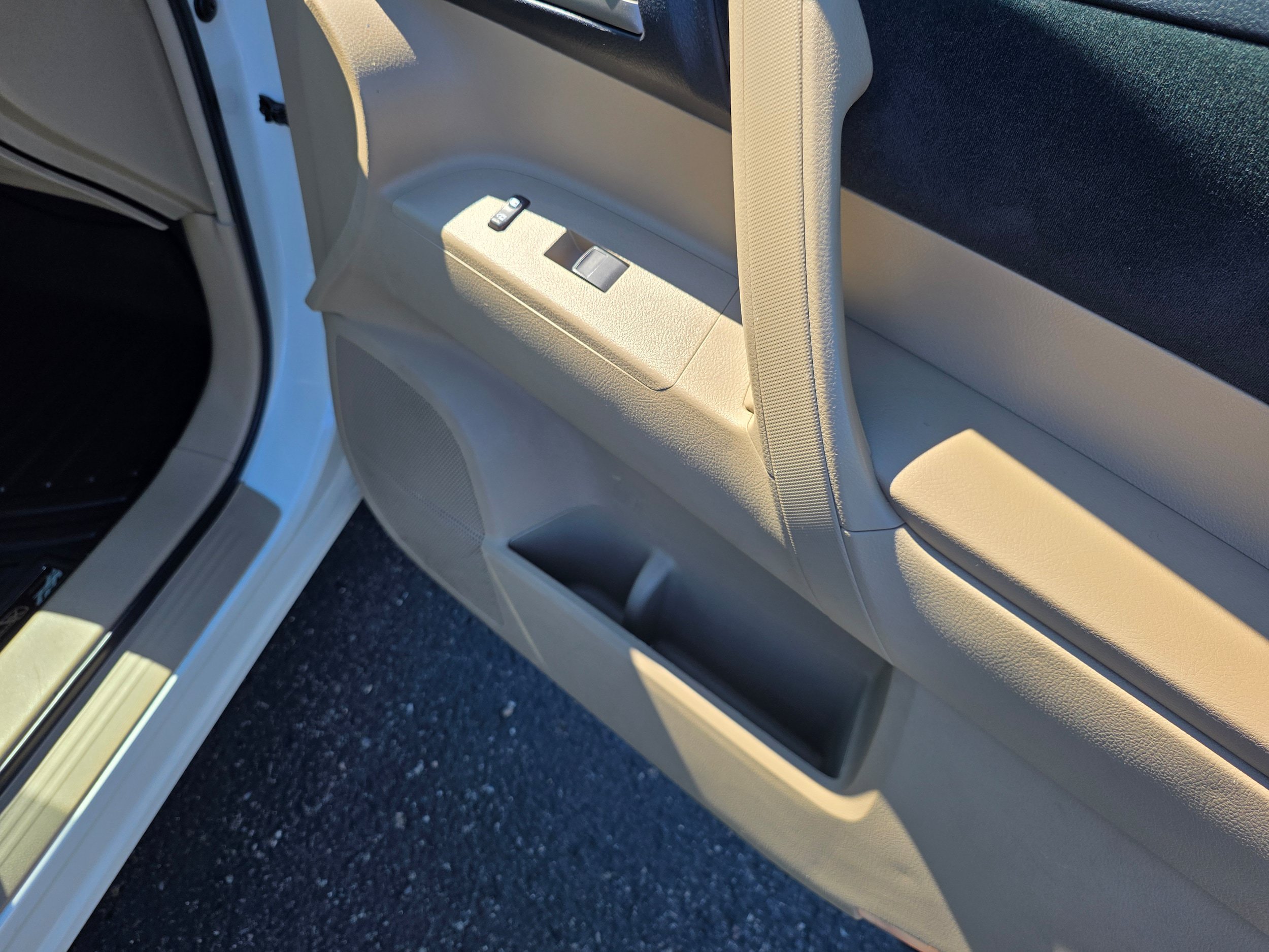 Used 2012 Toyota Highlander FWD w/ Tech Pkg image 25