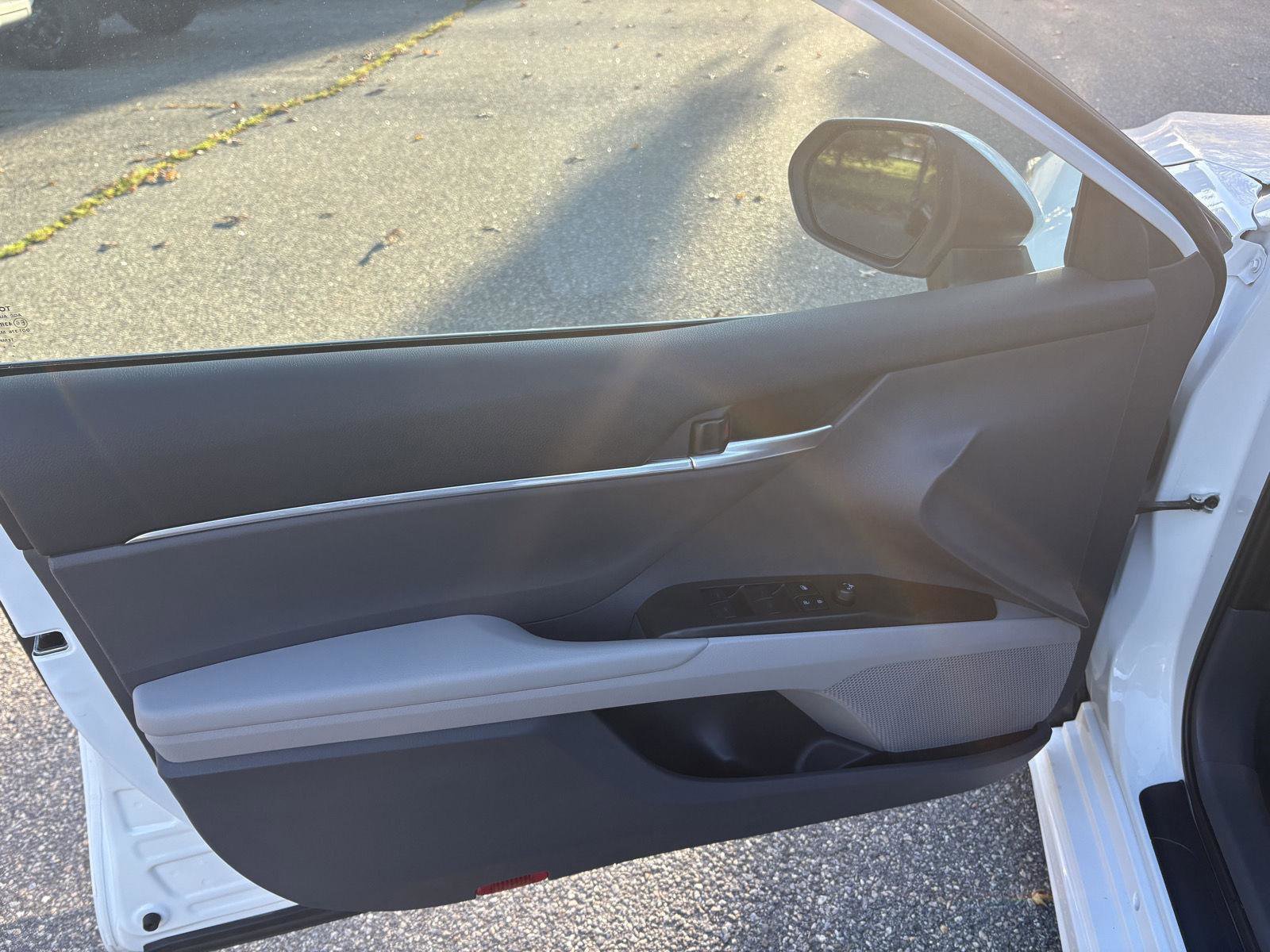 Used 2024 Toyota Camry SE image 9