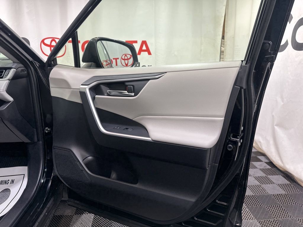 Used 2025 Toyota RAV4 XLE image 8