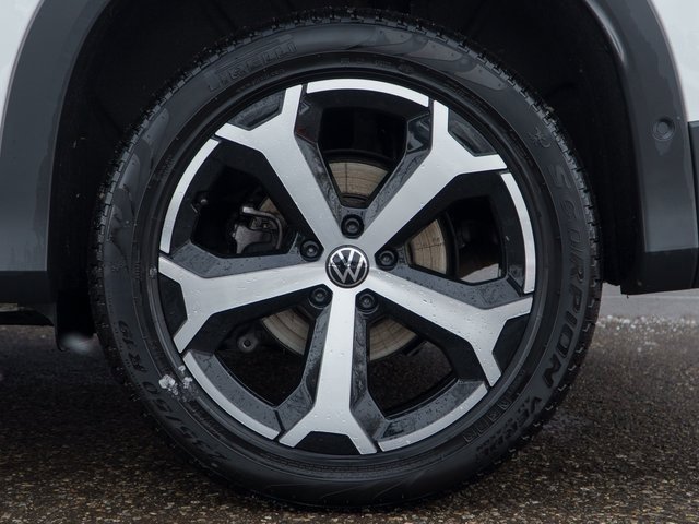 Used 2025 Volkswagen Tiguan SE w/ Panoramic Sunroof Package image 13