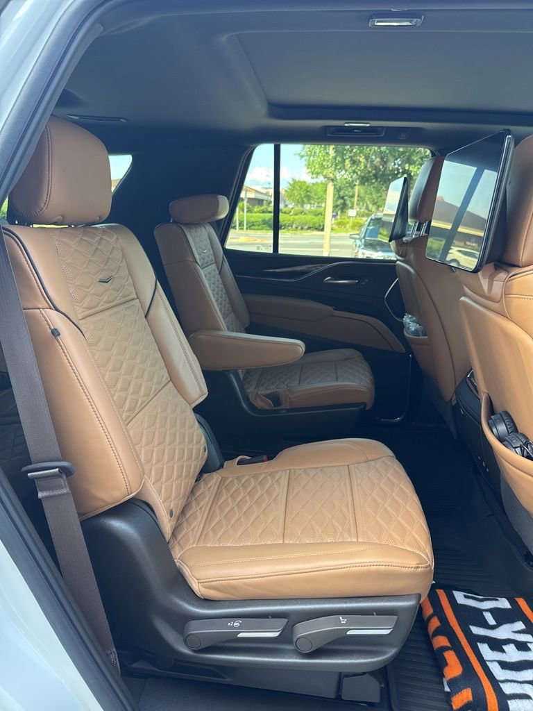 Used 2024 Cadillac Escalade Premium Luxury AWD/4WD image 10