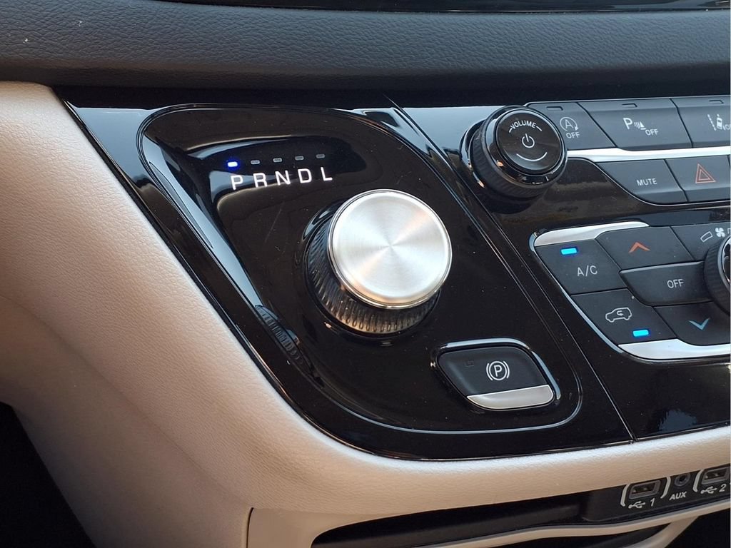 Used 2024 Chrysler Pacifica Touring-L FWD image 8