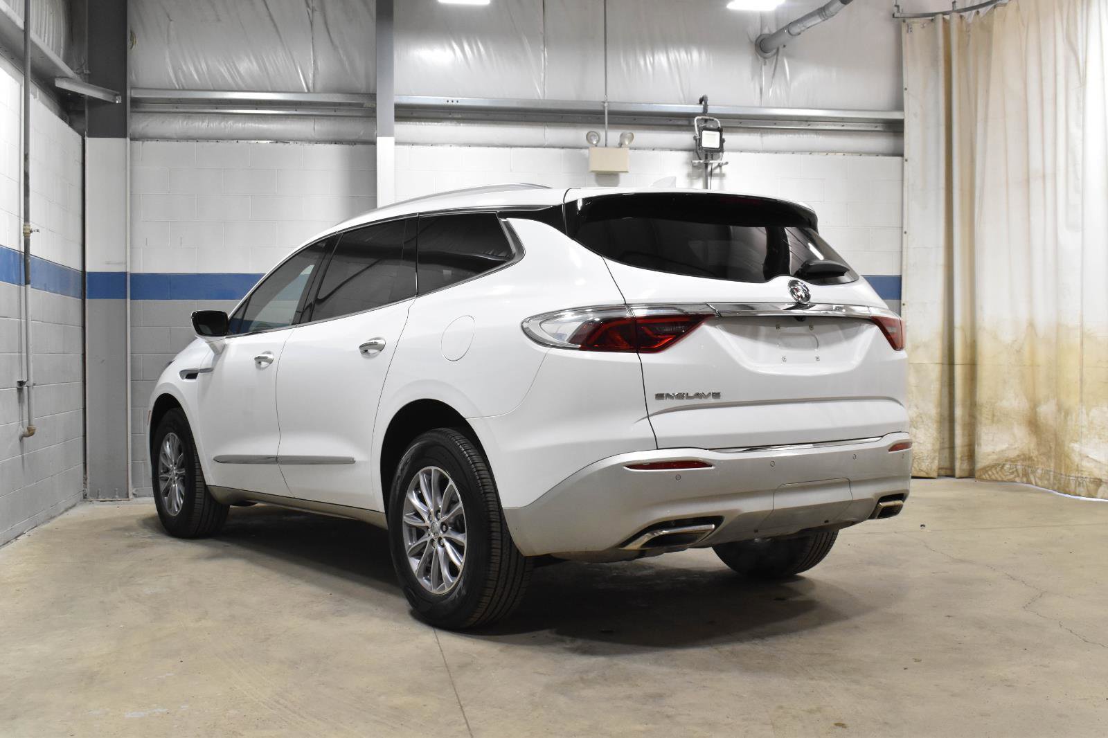 Used 2023 Buick Enclave Essence w/ LPO, Floor Liner Package FWD image 27