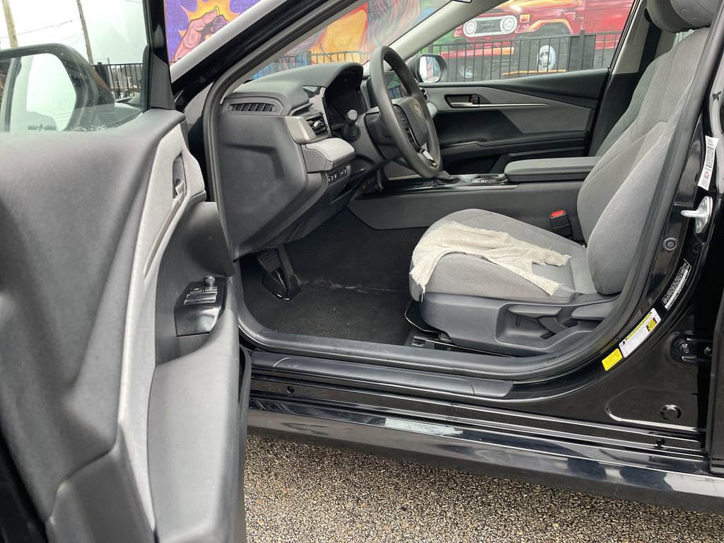 Used 2025 Toyota Camry LE AWD/4WD image 14