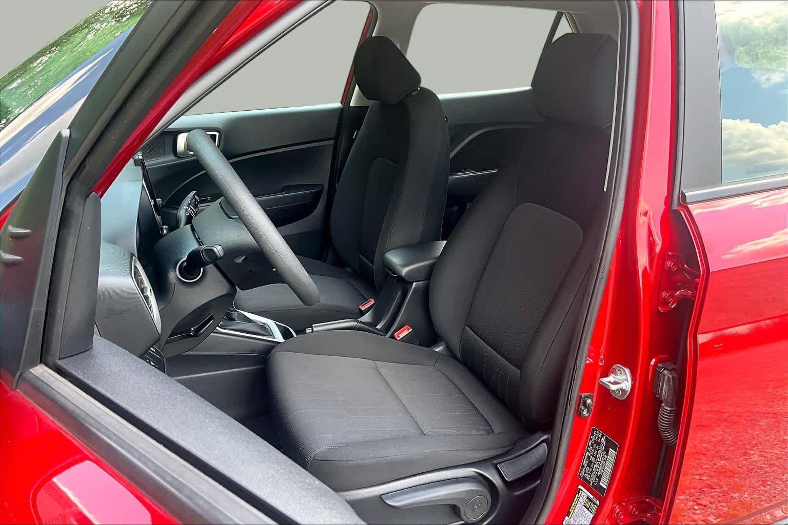 Used 2025 Hyundai Venue SE FWD image 8
