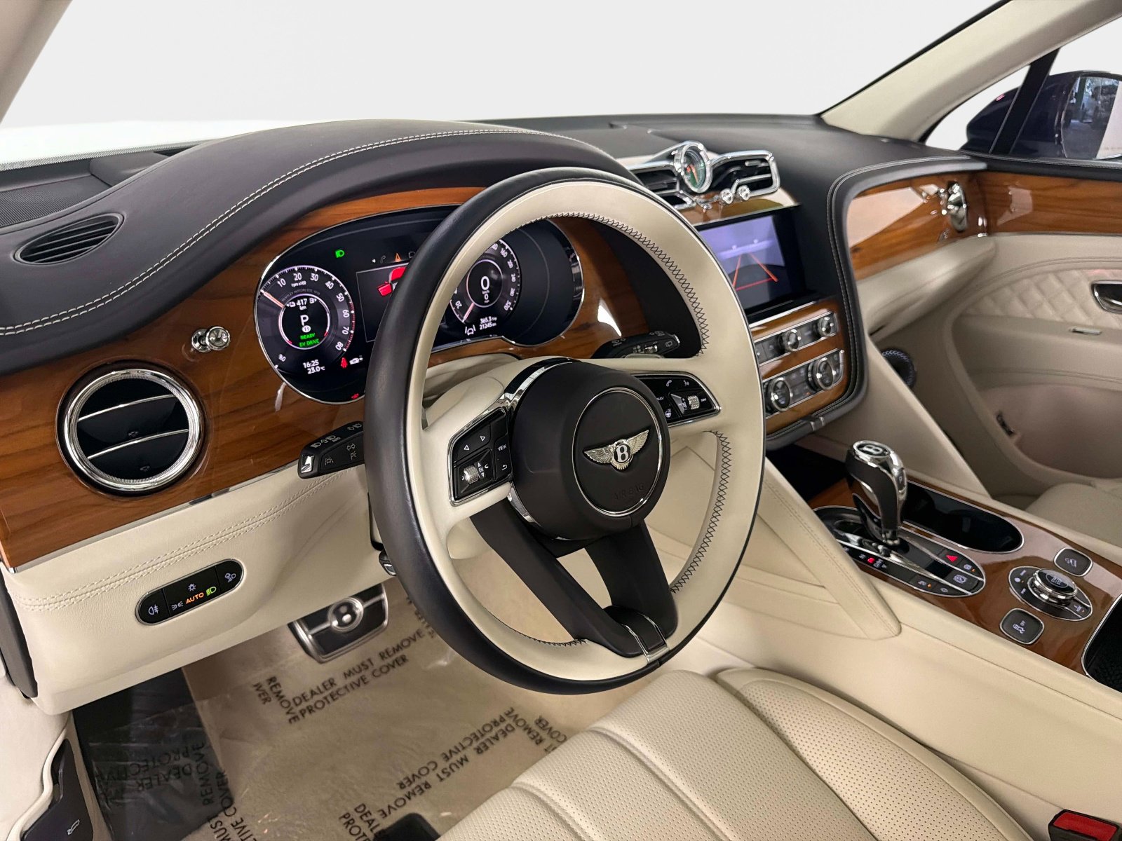 Used 2024 Bentley Bentayga Plug-In Hybrid image 40