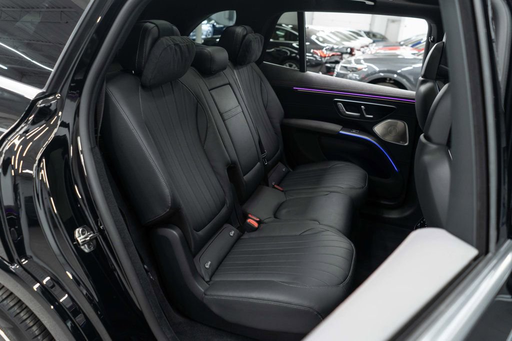 Used 2023 Mercedes-Benz EQS 580 4MATIC SUV w/ Exclusive Trim Package image 12