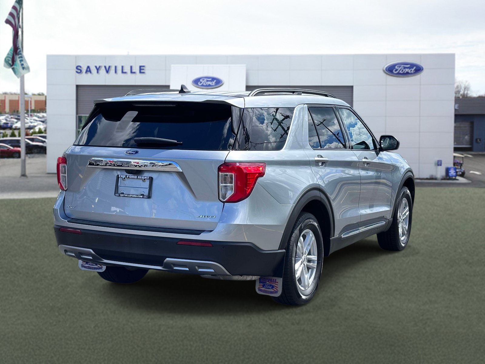 Certified 2024 Ford Explorer XLT w/ Equipment Group 202A AWD/4WD image 5