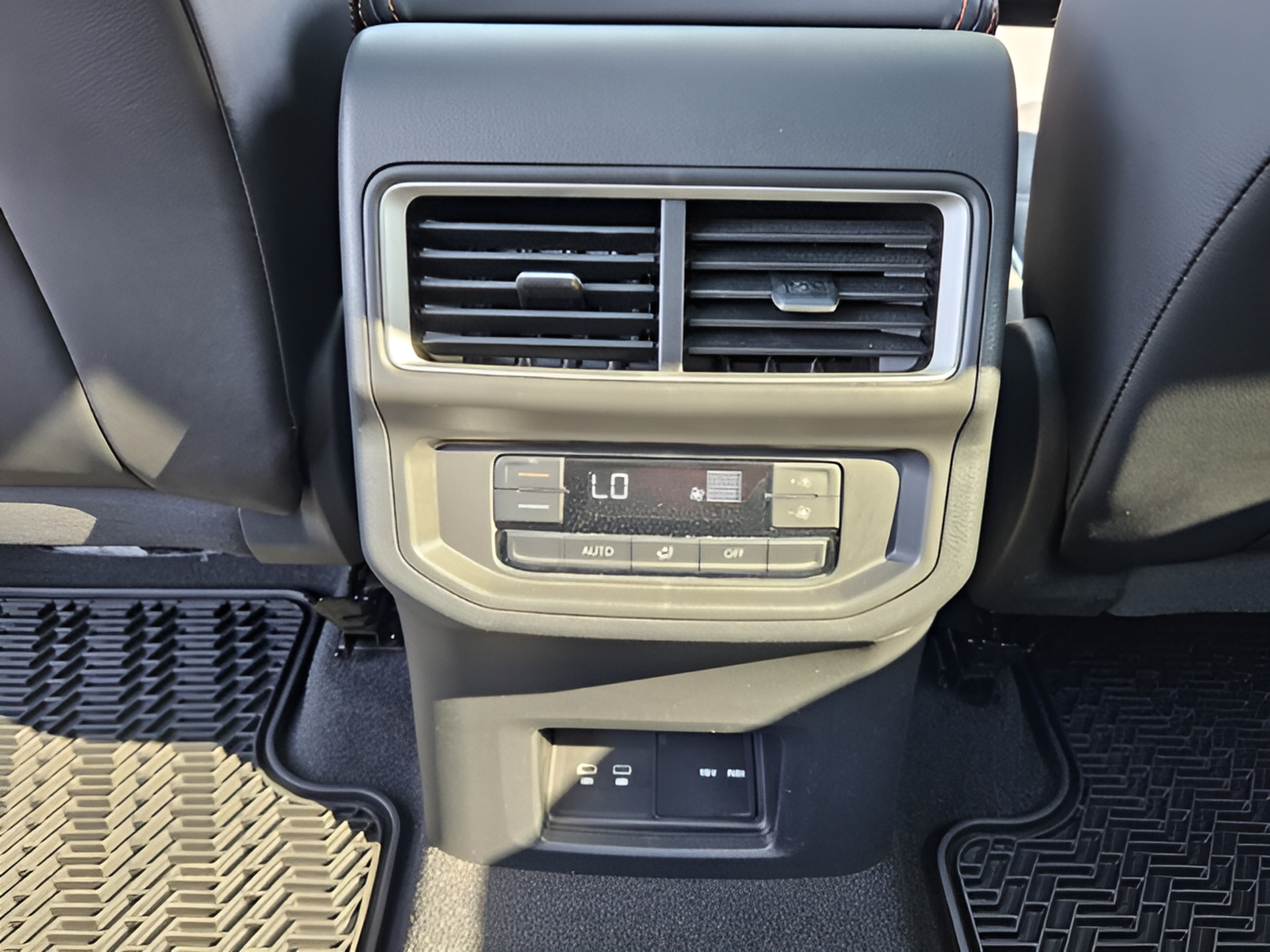 Used 2024 Volkswagen Atlas Peak Edition SE AWD/4WD image 11