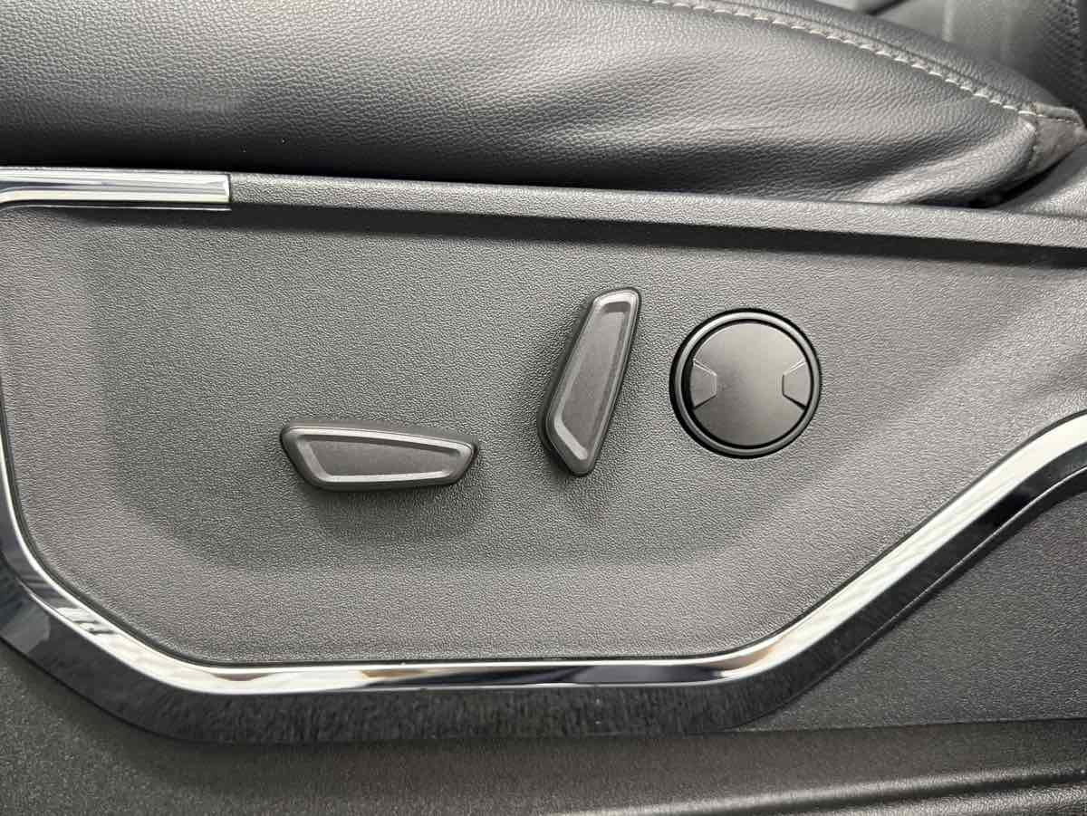 Used 2023 Ford F250 Lariat w/ Black Appearance Package image 31