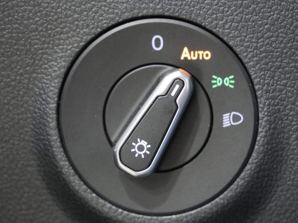 Used 2025 Volkswagen Taos SE FWD image 14