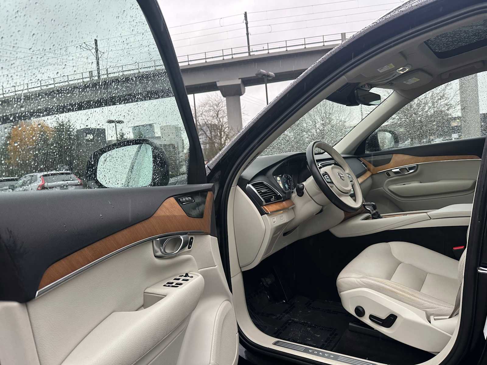 Certified 2022 Volvo XC90 T6 Momentum w/ Advanced Package image 21