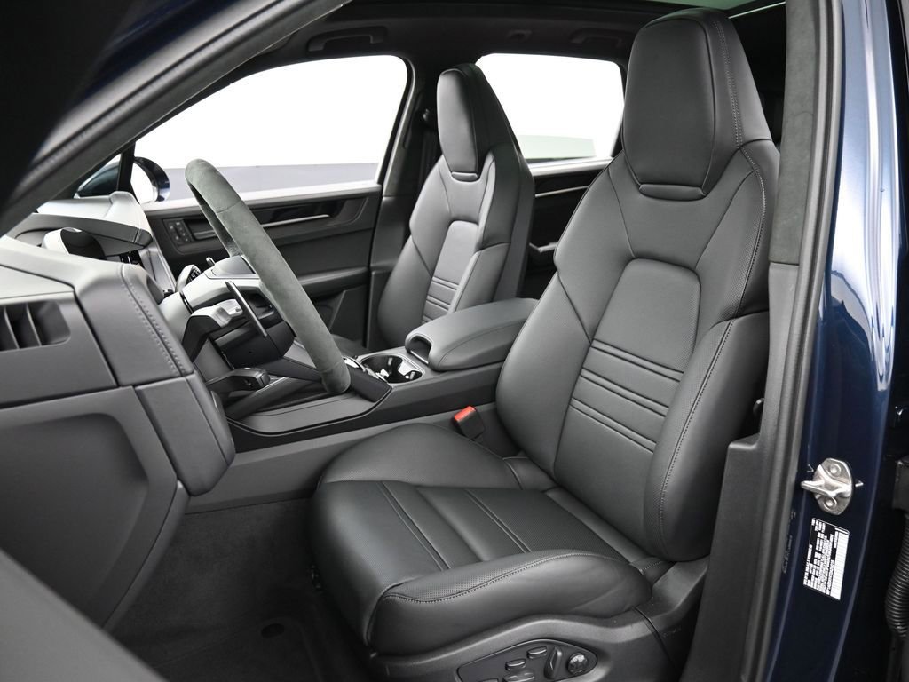 New 2026 Porsche Cayenne GTS image 5