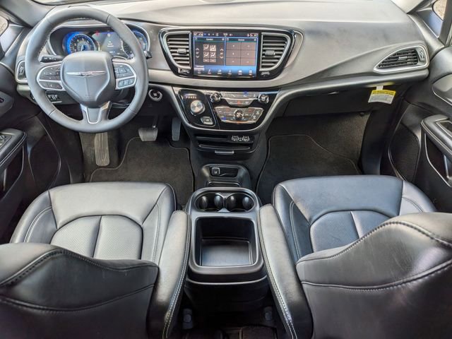Used 2025 Chrysler Pacifica Select image 15