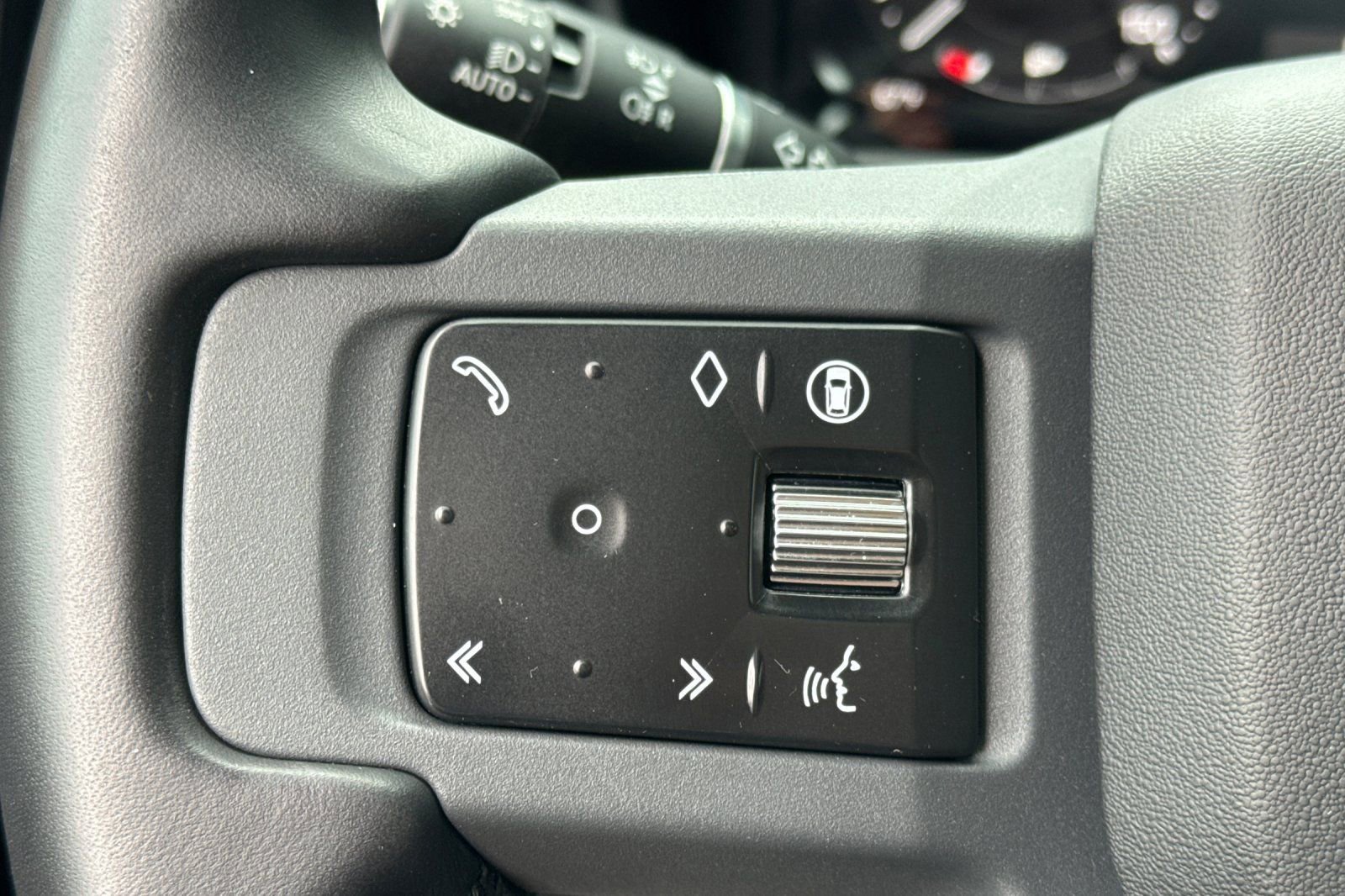 Used 2025 Land Rover Defender 110 X-Dynamic SE image 27