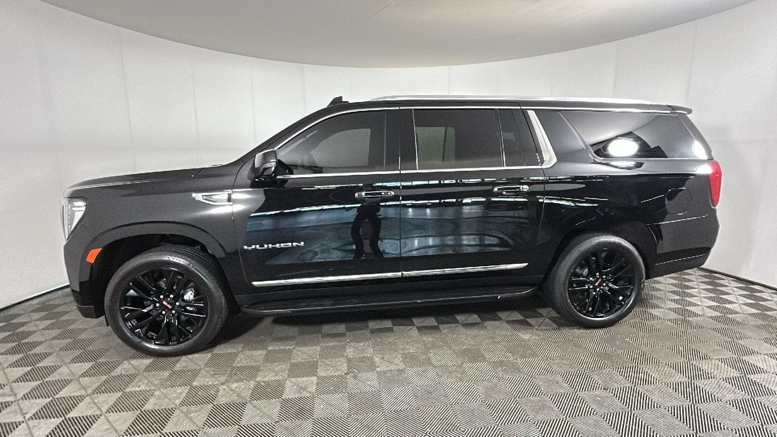 Used 2024 GMC Yukon XL SLT w/ SLT Luxury Package AWD/4WD image 7