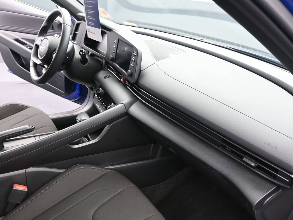 Certified 2025 Hyundai Elantra Sport image 26