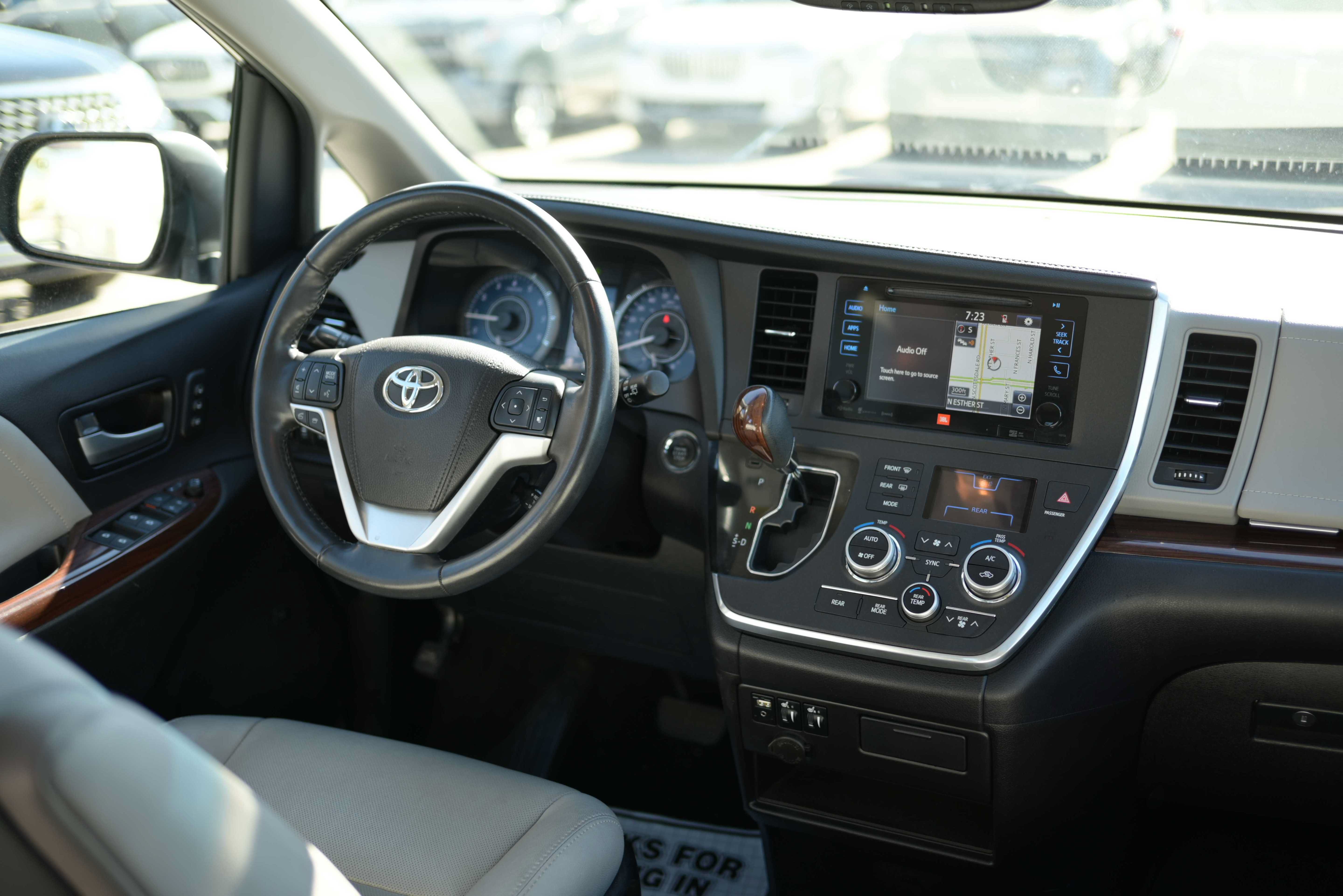 Used 2017 Toyota Sienna Limited FWD image 8