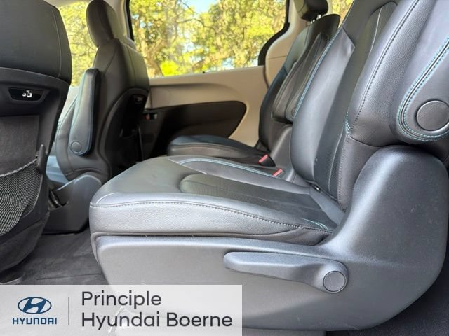 Used 2021 Chrysler Pacifica Touring-L FWD image 32