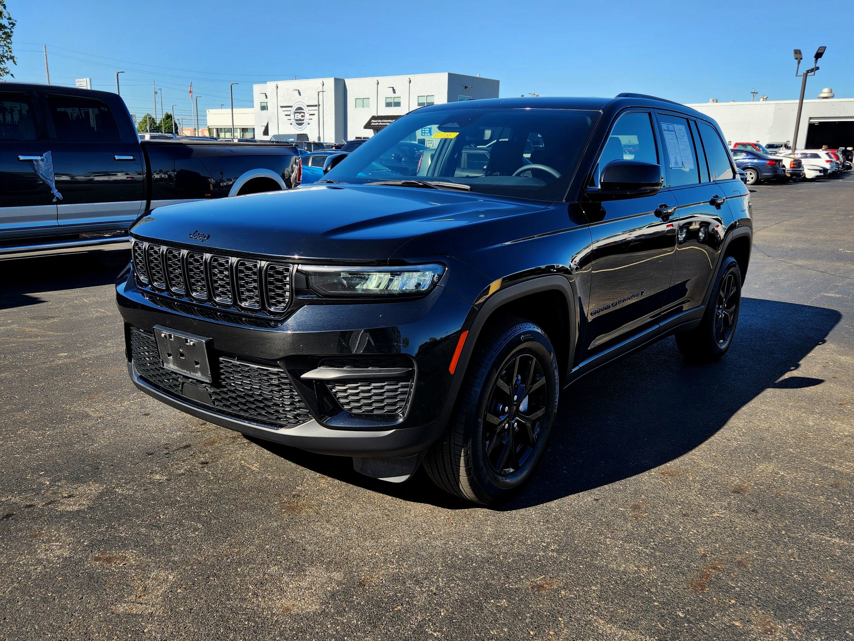Used 2024 Jeep Grand Cherokee Altitude image 3