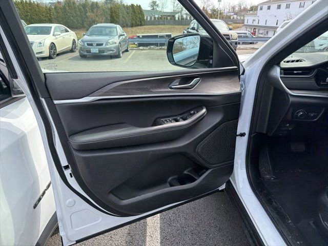 New 2026 Jeep Grand Cherokee Altitude image 11